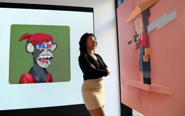 BORED APE YACHT CLUB (Л) и The Last Warrior (Д) от Сепанд Данеш на изложбата на NFT  „Портрет на една епоха“ в галерия HOFA, Лондон, септември - октомври 2021 г.