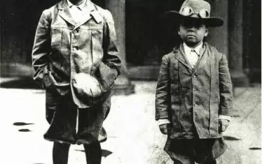  Двамата братя, снимани за една от многобройните публикации, посветени на приключенията им.