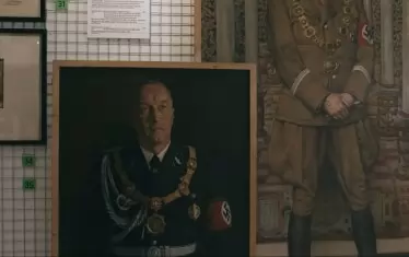  Част от картините се припокриват, подпрени край стените на залите. 