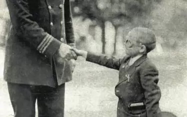  Малък герой се среща с голям герой.