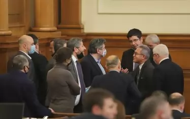 Паузите по време на гласуванията се използваха за неформални разговори между депутатите.