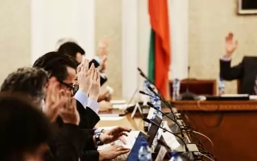 На 8 юни правителството гласува проекта за актуализация в отсъствието на трима министри от ИТН, които напуснаха в знак на протест,  че не се уважават претенциите им за повече пари - за  повишение на заплатите  на работещите в МВнР и за пътища.  