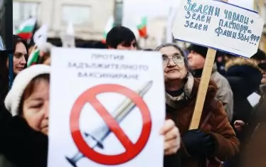 Перспективата за задължителна ваксинация особено силно разяряваше митингуващите.