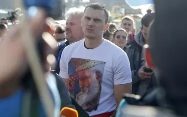 Те обаче останаха разочаровани, че звездният им сънародник реши да си спести допълнителен шум и медийно внимание.