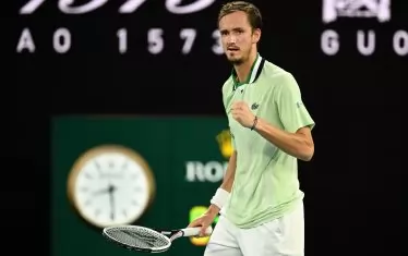 Даниил Медведев ликува след края на втория сет, когато изглеждаше, че вече е хванал с една ръка купата от Australian Open.