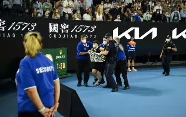 В края на II сет на корта скочи запалянко, протестиращ срещу задържането на мигранти, който бързо беше изведен от охранителите.