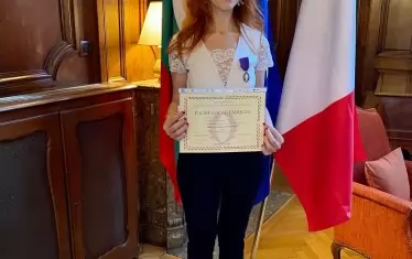Наскоро Алина получи Ордена на академичните палми на френското правителство.