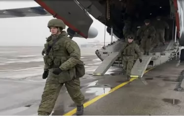  Руски десантчици слизат на летището в Алмати