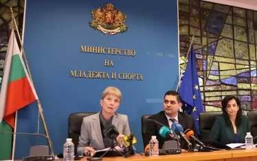 Антоанета Боева (вдясно) беше освободена като шеф на дирекция "Спорт за високи постижения" от министър Радостин Василев. Неговият най-доверен съветник Даниела Дашева (вляво) пък напусна сама, заявявайки индиректно, че специалистът по спортно право не е компетентен да управлява министерството.