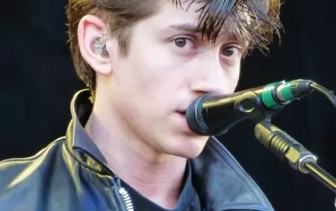 Прическите на Търнър винаги са били обект на широко обсъждане в медии и социални мрежи. Тук той е на концерт през 2011 г.