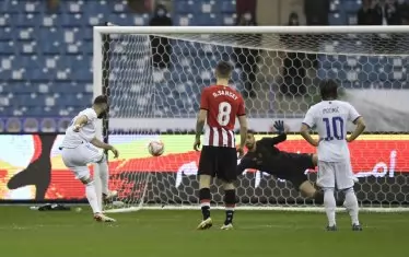 Карим Бензема (вляво) бележи от дузпа втория гол за "кралския клуб".