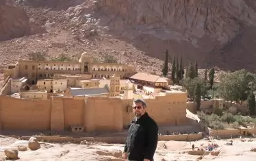  Пред Синайския манастир "Св. Екатерина", който е най-старият постоянно функциониращ манастир от основаването си през VI в.