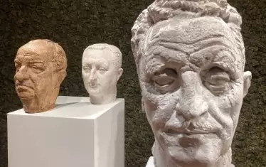  (Вдясно) Мъжка глава IX