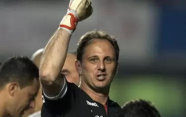 Бразилецът Роджерио Сени (тук след пореден свой гол) продължава да бъде ненадминат по попадения сред вратарите.