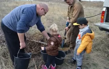 Най-възрастният човек, засадил дърво в събитие на гората.бг, е на 96 г. Най-малките са бебета. "За доброто няма възраст", казва Никола.

