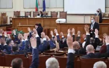 На народните представители им предстои да вземат поредица важни кадрови решения.