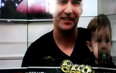 Мартин Камбуров бе в добро настроение, когато научи, че получава специалната награда на "Дакс Медиа" и приза за №1 при нападателите, като дори показа и сина си. По-късно обаче настроението му се развали, след като бе съобщено, че е втори в анкетата за най-добър футболист.