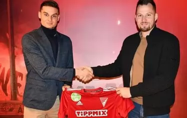  Досегашният футболист на "Ботев" (Враца) Дориан Бабунски (вляво) позира при представянето си в "Дебрецен".