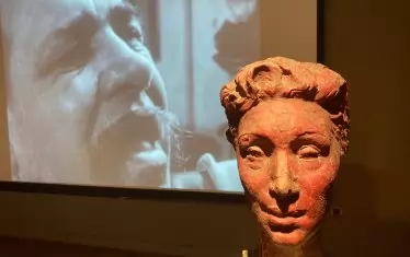  Женска глава с покритие от червен восък