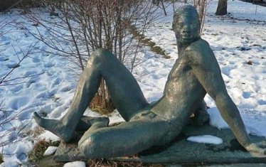 Скулптурата „Африка“ пред общежитията за чуждестранни студенти в София от Галин Малакчиев беше открадната през 2012 г. и вероятно претопена