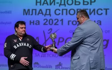 Президентът на волейболната федерация Любомир Ганев (вдясно) награждава селекционера на юношеския национален тим (до 19 г.) в този спорт Мартин Стоев, чийто отбор бе обявен за №1 в анкетата.