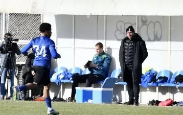 Треньорът на "Черно море" Илиан Илиев (вдясно) наблюдава играта на тима си по време на контролата срещу "Добруджа".