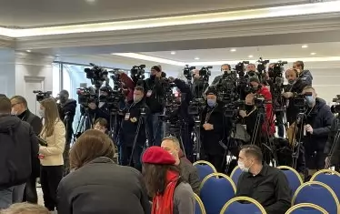Посещението на Петков в Скопие е отразено от огромен брой журналисти