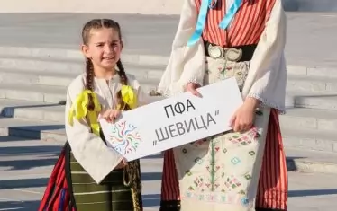 Карла (вдясно) и Далия - двете перли в короната на семейство Ангелови.