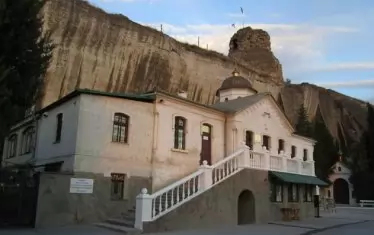 Главната сграда на Инкерманския манастир „Свети Климент“.