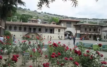 Бахчисарай. Поглед към Дворцовия площад и главния вход Демир-Капи. 