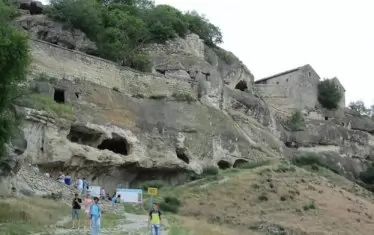 Калдъръмената пътека към Чифут кале.