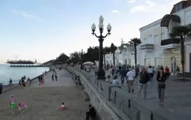 По крайбрежната алея на Ялта, след залеза на слънцето.