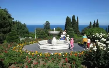 Кът от парковия комплекс на Ливадийския дворец с изглед към Черно море.