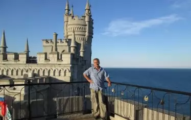 Авторът пред замъка "Лястовиче гнездо" на полуостров Крим.