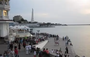 По крайбрежната алея на Севастопол, след залеза на слънцето.