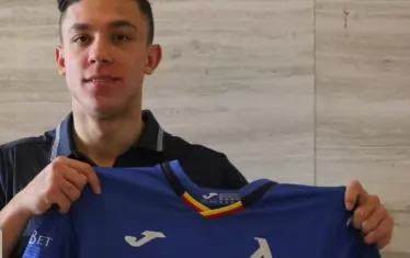 Филип Кръстев държи екипа на "Левски" след оформянето на договора на лагера в Турция.