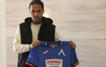  Келиан ван дер Каап държи фланелка на "Левски" на лагера на тима в Турция.