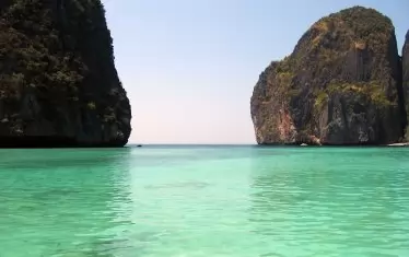 Синьозелените води край остров Фи Фи Ле.