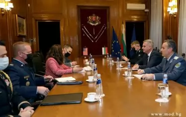  Военният министър Стефан Янев и посланикът на САЩ Херо Мустафа