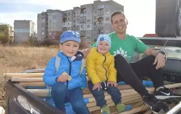 Вдъхновяващо и изморително - така минават дните на Никола, който дава пример на децата си не със съвети, а с действия.
