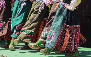 Старите народни носии отключват на сцената невероятна енергия.