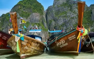 Най-популярното средство за достигане до райския залив са традиционните "дългоопашати" лодки.