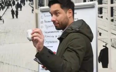 Лидерът на "Спаси София" Борис Бонев предаде договора за уличното осветление в столицата на прокуратурата, на АДФИ и на Министерството на финансите.