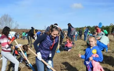 "Вярваме, че децата са бъдещето ни и ако те са по-информирани, по-активни и част от процеса на засаждане на нови гори, то бъдещето ще е по-отговорно, по-грижовно и по-чисто!", казва Никола.



