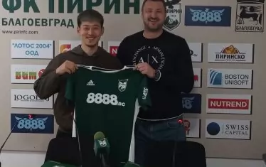 Изпълнителният директор на "Пирин" Таско Тасков представя първият японец в историята на клуба -  Казуки Такахаши.