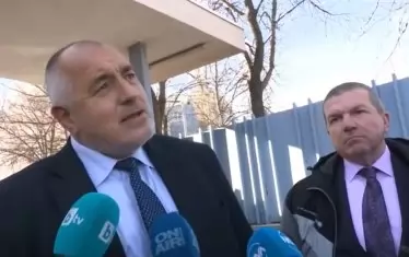 6 януари 2022 г. Борисов и адвокат Менко Менков си тръгват от националната полиция, след като лидерът на ГЕРБ е обяснил на МВР, че не знае кой е правил снимките.