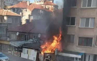 Двама пострадаха при голям пожар в Бургас