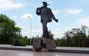 Паметник на Стаханов се издига в града, който носи неговото име (преименуваният през 1978 г. град Кадиевки) 