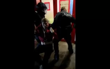 Полицаи спасяват главния мениджър на "ЦСКА-София" Стойчо Стоилов на 22 юли 2021 г., след като той бе нападнат от фенове след 0:0 с "Лиепая".