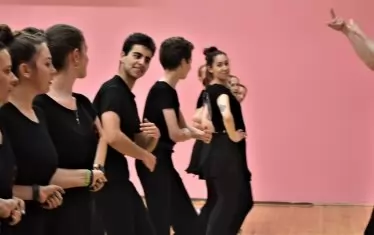 "Хората при нас сами се отсяват. Остават само качествените. Всичките ни певци и танцьори са изключителни фигури. Много съм щастлив, че имаме до себе си такива човеци. Затова и звучим и изглеждаме така", казва Петър.